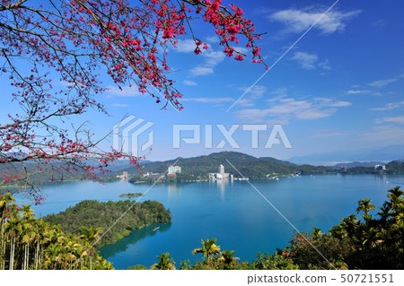 櫻花盛開和湖的風景 50721551