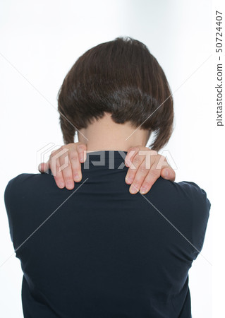 A woman who unravels stiff shoulders 50724407