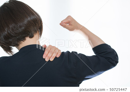 A woman who unravels stiff shoulders 50725447