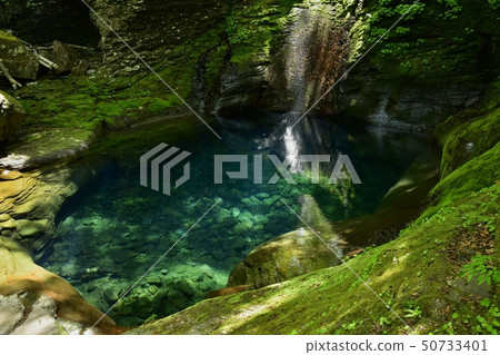 The green waterfall weir of the Shirashi waterfall 50733401