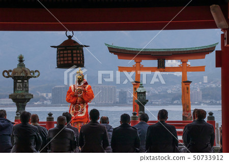 嚴島神社鳥居和傳統舞蹈宮島廣島縣 嚴島神社鳥居和傳統舞蹈宮島廣島縣 50733912