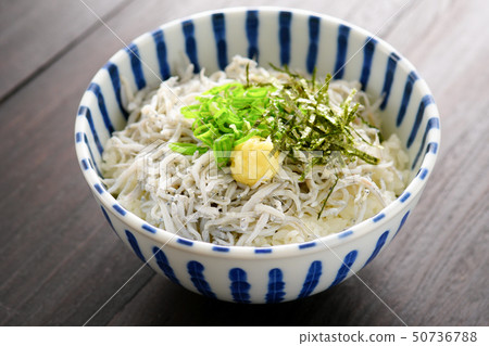 在米飯上炒香菇 50736788