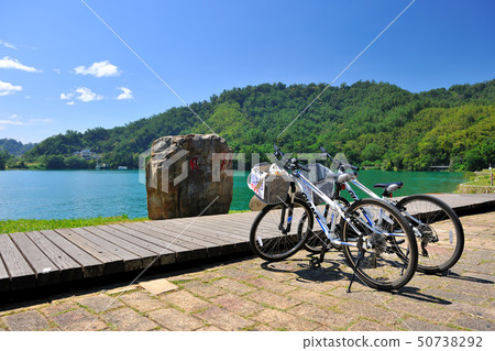 南投日月潭風景和自行車 50738292