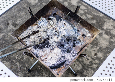 圖庫照片:野營,木炭,燃燒廢物,灰,鉗子 圖庫照片:野營,木炭,燃燒廢物,灰,鉗子 50738411