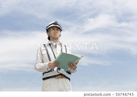 建築管理人有文件藍天背景 50748743