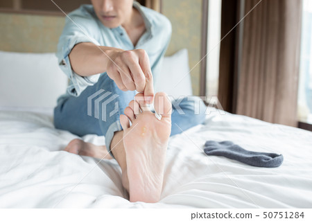 applying cream for athletes foot applying cream for athletes foot 50751284