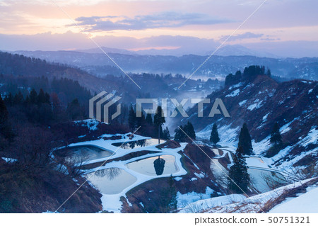 新潟縣長岡市Yamakoshi雪域梯田和Yosui池塘的日出景觀 新潟縣長岡市Yamakoshi雪域梯田和Yosui池塘的日出景觀 50751321