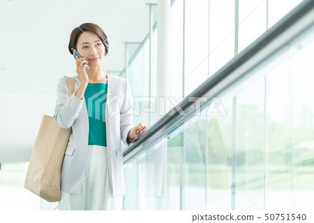 女商人辦公室自動傾斜企業圖像 50751540