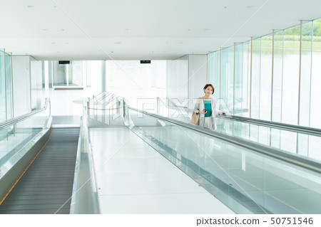 女商人辦公室自動傾斜企業圖像 50751546