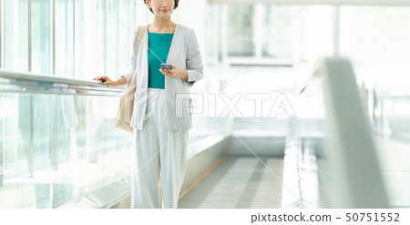 女商人辦公室自動傾斜企業圖像 50751552