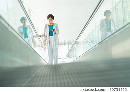 女商人辦公室自動傾斜企業圖像 50751553