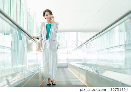 女商人辦公室自動傾斜企業圖像 50751564