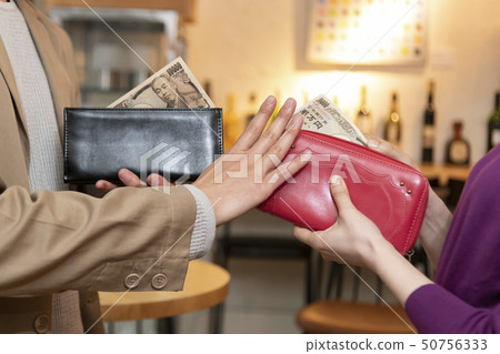 做會計的男人和女人的手 做會計的男人和女人的手 50756333