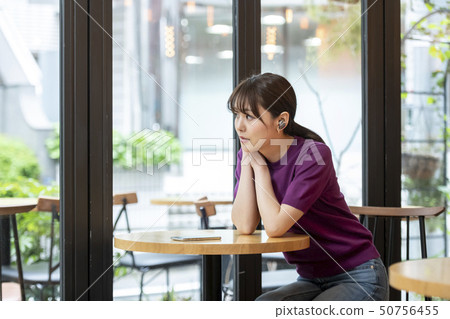 做無線耳機的婦女 做無線耳機的婦女 50756455