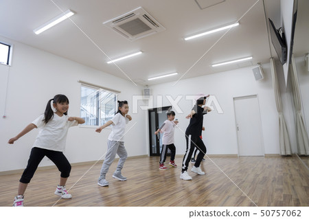 孩子們跳舞教室舞蹈課場景 孩子們跳舞教室舞蹈課場景 50757062