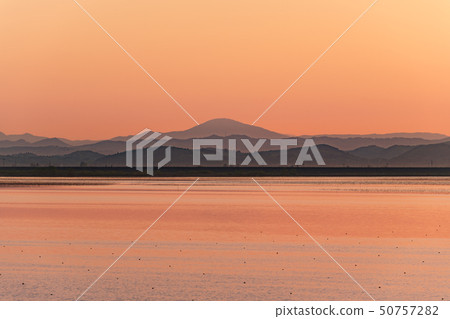 在黎明時分早晨變紅的Naganuma湖面 在黎明時分早晨變紅的Naganuma湖面 50757282