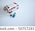 跌倒並幫助救護車附近的人 50757283