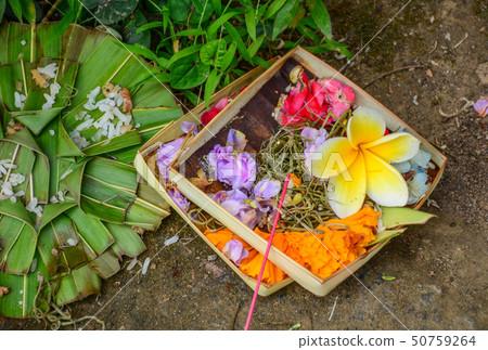 Hindu offerings and gifts to God Hindu offerings and gifts to God 50759264