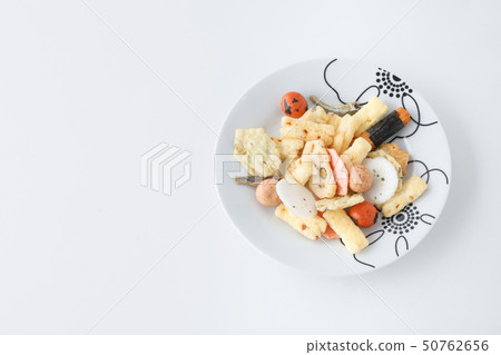 幾種類型的在一個西式板材的米薄脆餅乾在白色背景 50762656