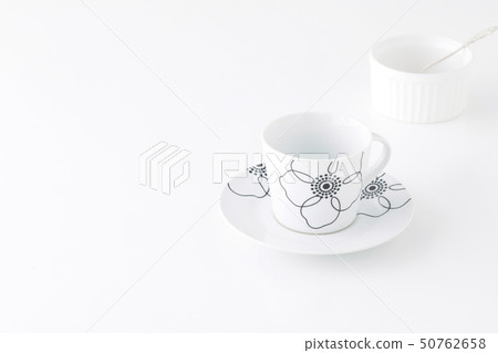 在白色背景的白色杯子和盤茶時間茶 在白色背景的白色杯子和盤茶時間茶 50762658