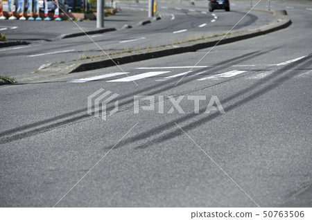 Traffic accident image (brake mark) 50763506