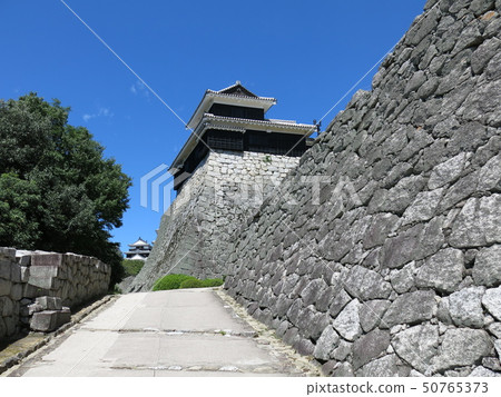 從松山城堡Otomon遺址附近看到的Great Tenshu和Taikomu 從松山城堡Otomon遺址附近看到的Great Tenshu和Taikomu 50765373