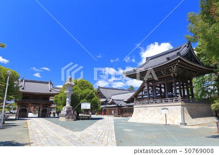 [Aichi] Toyokawa Inari Sanmon and Saishoden under sunny weather 50769008
