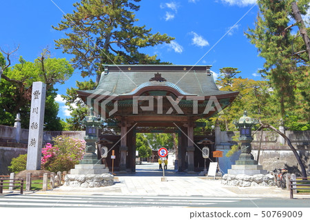 [Aichi] Toyokawa Inari Somon under sunny weather 50769009