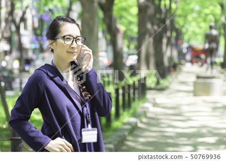 休閒商務新鮮綠色女智能手機仙台 50769936