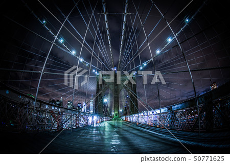 布魯克林大橋在晚上 50771625