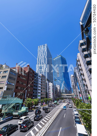 高聳的建築物排列的澀谷車站周圍的城市景觀 高聳的建築物排列的澀谷車站周圍的城市景觀 50784480