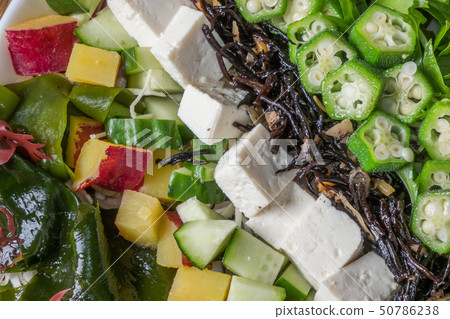 切碎的沙拉美麗多彩的切碎的沙拉 50786238