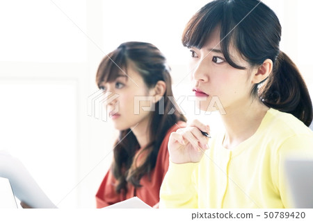 婦女參與靜音的圖像 50789420
