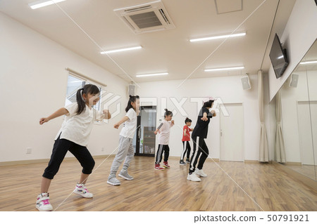 孩子們跳舞教室舞蹈課場景 孩子們跳舞教室舞蹈課場景 50791921