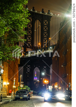 曼哈頓大橋在晚上 50798424
