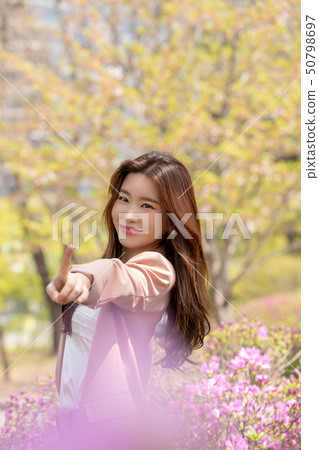 Business woman pointing with finger pointed 50798697