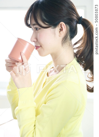 婦女飲用的咖啡的圖像在工休期間的 婦女飲用的咖啡的圖像在工休期間的 50803873
