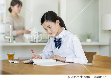 學校女生學習 50804630