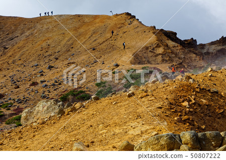 沿著Adatara山和Numa Nodaira的火山口牆脊的登山者 沿著Adatara山和Numa Nodaira的火山口牆脊的登山者 50807222