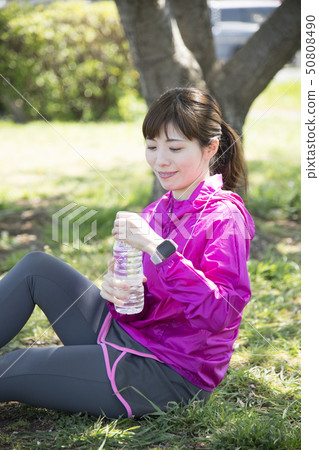 Running break woman shady 50808490