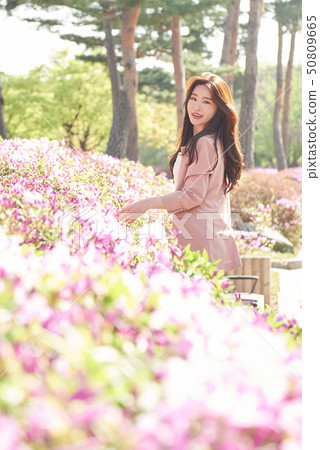 首爾汝矣島城市公園春花黑髮女模特兒 50809665