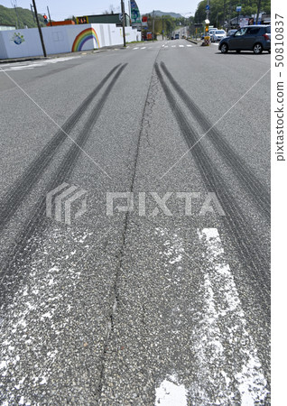 Traffic accident image (brake mark) 50810837