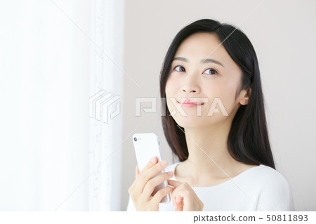 一位年輕女士（智能手機） 50811893