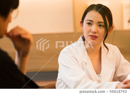 諮詢醫療男性患者 50818743