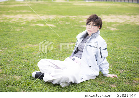 穿工作服的婦女 50821447