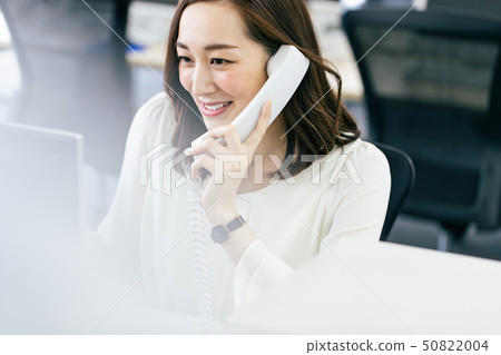 Woman phone OL clerk business 50822004