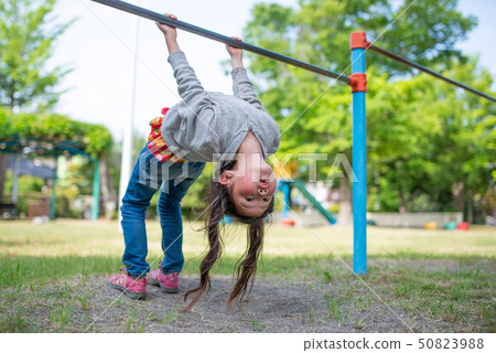 女孩在玩鐵棒 女孩在玩鐵棒 50823988