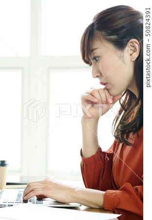 Image of a woman working in the office Image of a woman working in the office 50824391