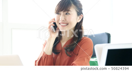 工作在辦公室的婦女的圖像 50824394