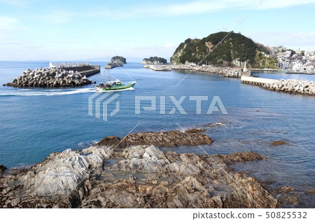 Fishing boat returning to Saigazaki fishing port Fishing boat returning to Saigazaki fishing port 50825532